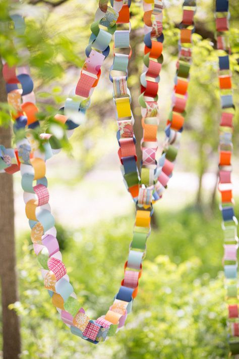 paper chain ceremony decor  Photography by http://shanewelch.com, Event Planning by http://naturallyyoursevents.com Festival Themed Party, Idee Babyshower, Deco Champetre, Party Girlande, Paper Chain, Paper Streamers, Festival Theme, Heart Diy, Paper Chains