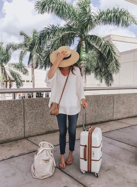 Airport Warm Weather Travel Style Airport Outfit To Hawaii, Flying Outfit Travel Summer, Warm Weather Travel Outfits, Casual Vacation Outfits Spring, Summer Airport Outfit Travel Style 2023, Warm Vacation Outfits, Sightseeing Outfit Spring, Summer Sightseeing Outfit, Casual Travel Outfit Summer