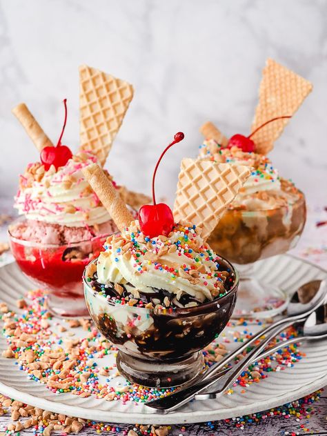 Ice Cream Sundae Recipe, Sundae Recipes, Ice Cream Sunday, Ice Cream Business, Ice Cream Sundaes, Sundae Bar, Yummy Ice Cream, Ice Cream Toppings, Strawberry Ice Cream