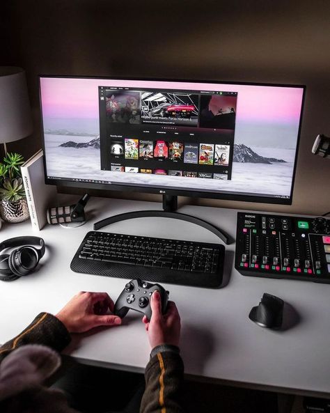 Gaming Monitor Setup, Designers Workspace, Designer Workspace, Diy Home Office Desk, Wfh Setup, Monitor Setup, Gaming Rooms, Home Setup, Trading Desk