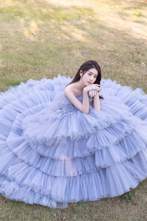 Ball Gowns Photoshoot, Poses In Ball Gown For Photoshoot, Korean Princess Aesthetic, Pose In Gown, Gown Poses Photography Photo Ideas, Ball Gown Poses, Gown Photoshoot Poses, Gown Photoshoot Ideas, Pre Debut Photoshoot Ideas