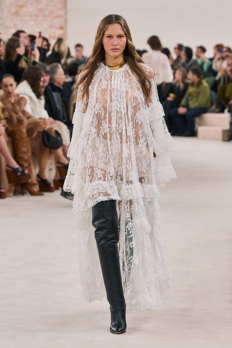 Chloé Fall 2024 Ready-to-Wear
https://www.vogue.com/fashion-shows/fall-2024-ready-to-wear/chloe/slideshow/collection#8 Chloe Fashion, Stile Boho Chic, Look Boho Chic, Boho Chique, Boho Mode, Mode Boho, Emily Ratajkowski, Lace Maxi Dress, Estilo Boho