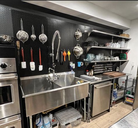 Kitchen Studio Design, Cafe Kitchen Design, Small Restaurant Kitchen, Kitchen Restaurant Design, Tiny Sink, Commerical Kitchen, Open Kitchen Restaurant, Restaurant Kitchen Equipment, Restaurant Kitchen Design