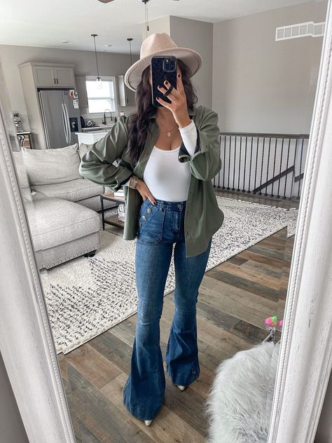 Bellbottom Jeans Outfit, Denim Flare Pants Outfit, Denim Flares Outfit, Denim Flare Jeans Outfit, Flare Denim Outfit, Flare Jeans Outfit Spring, Flare Jeans Outfit Winter, Flared Jeans Outfit Fall, Shacket Outfit Women