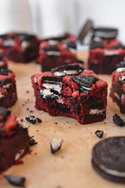 Red Velvet Cookies and Cream Brownies - bethcakes Red Velvet Cookies And Cream, Cookies And Cream Brownies, Oreo Truffle Brownies, Red Velvet Brownies Recipe, Red Velvet Desserts, Red Velvet Oreo, Red Velvet Brownies, Velvet Cookies, Red Velvet Cake Mix