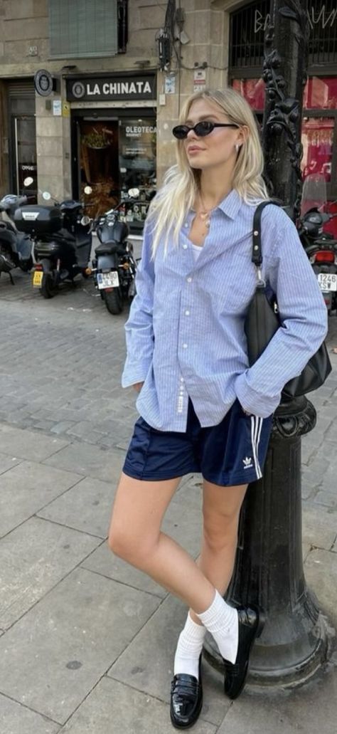 Sporty Shorts Outfit, Adidas Shorts Outfit, Adidas Pants Outfit, Adidas Shorts Women, Adidas Hose, Airplane Outfits, Airport Outfits, Shorts Outfits Women, Summer Shorts Outfits