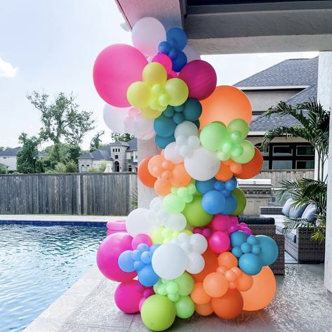 Neon Balloon Garland Ideas, Floating Balloons In Pool Party Ideas, Fun Balloon Arch, Pool Party Balloon Garland, Neon Balloon Decorations, Pool Party Balloon Arch, Pool Party Balloons Decorations, Fiesta Balloon Arch, Summer Balloon Garland