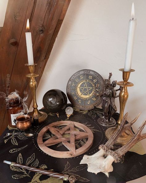 Spiritual Altar Ideas, Goddess Witch, Wiccan Sabbats, Lunar Witch, Witchcraft Altar, Witches Altar, Wiccan Altar, Pagan Altar, Wiccan Jewelry