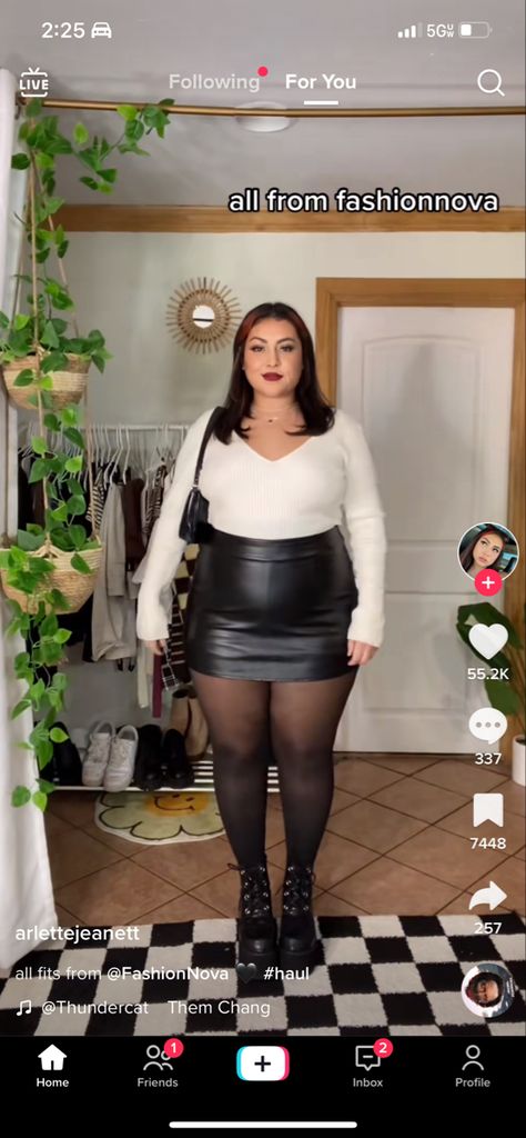 Plus Size Leather Skirt Outfit, Leather Skirt Plus Size, Hair Stylist Outfit, Black Leather Skirt Outfit, Shiny Fashion, Plus Size Baddie Outfits, Leather Skirt Outfit, Dressy Outfit, Stylist Outfit