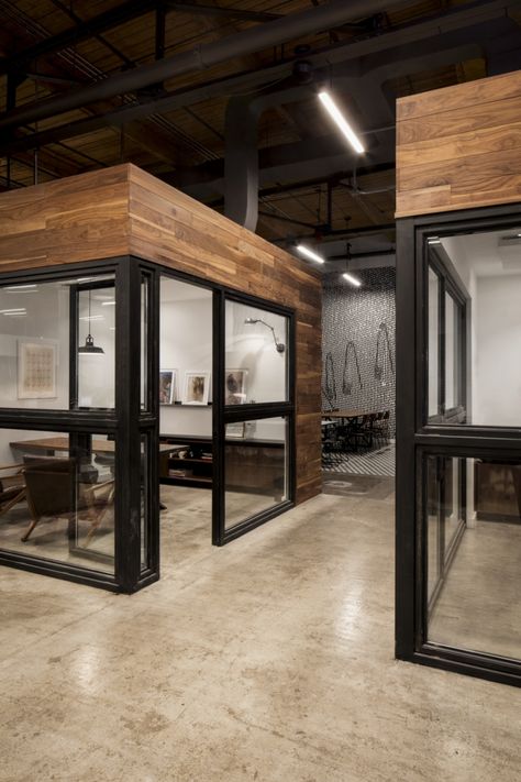 These glass-walled workrooms provide personal space without feeling stifled or claustrophobic Modern Office Design Inspiration, Industrial Office Space, Warehouse Office, Interior Kantor, Commercial Office Design, Industrial Office Design, Office Design Inspiration, Modern Office Space, Loft Office