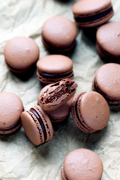 Peppermint Ganache, French Macaroon Recipes, Chocolate Macarons, Chocolate Ganache Recipe, Chocolate Macaroons, Macaroon Cookies, Chocolate Macaron, Macaron Flavors, Macaron Cookies