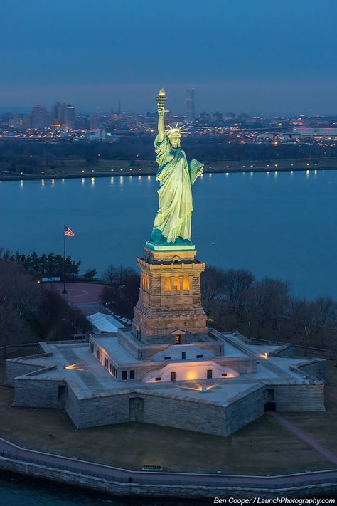 Patung Liberty, New York Sightseeing, New York Statue, Nyc History, Central New York, New York City Vacation, New York Wallpaper, مانشستر سيتي, Travel Magazine