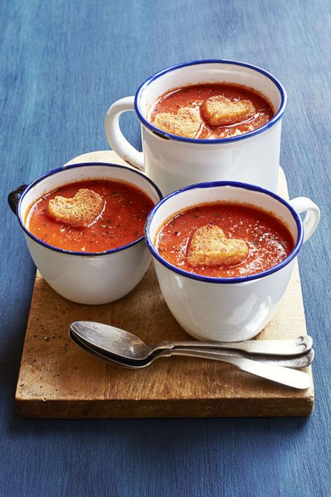 These cozy cups of soup will warm both hearts and souls. To make the Cupid croutons, use a heart-shaped cookie cutter on bread, then toast — that's it! Beach Recipes, Valentines Food Dinner, Brunch Sides, Valentine's Dinner, Heart Shaped Food, Romantic Meals, Romantic Dinner Recipes, Valentine Dinner, Valentines Day Dinner