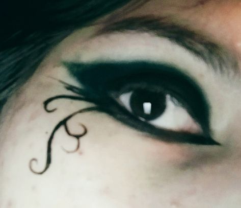 Swirly Eyeliner, Victorian Goth Makeup, Creative Eyeliner, Unconventional Makeup, Goth Eye Makeup, Black Smokey Eye Makeup, Casual Makeup, Swag Makeup, Ethereal Makeup