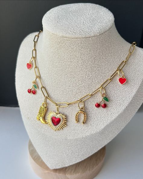 Swipe for all the red charm necklace inspo🌹💃🏼🍓🎸🌶️🍒 Charm Necklace Diy, Charm Bar, Red Heart Necklace, Red Charm, Ibiza Outfits, Cherry Earrings, Charms Necklace, Phone Theme, Necklace Diy