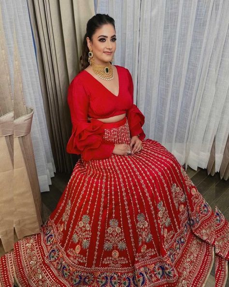 Lehenga With Plain Blouse, Shadi Lehenga, Lehenga Blouses, Red Wedding Lehenga, Diwali Outfit, Diwali Outfits, Lehenga Choli Wedding, Lehenga Designs Simple, Lehnga Dress