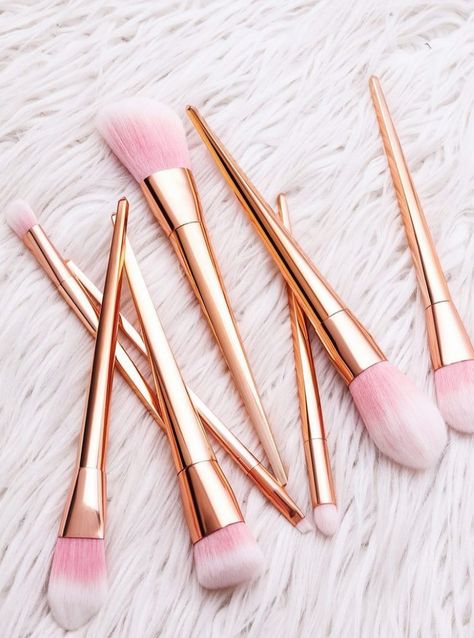 How To Use Makeup, Pink Makeup Brush, Makeup Brushes Guide, Types Of Makeup, Beauty Make-up, Make Up Brush, Makeup Guide, Trendy Makeup, Eyeliner Brush