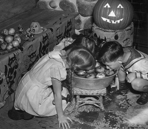 See How Kids Used to Celebrate Halloween From the 1930s Through the 1980s ~ vintage everyday School Halloween Decorations, Apple Bobbing, Vintage Halloween Photos, Vintage Halloween Images, Bobbing For Apples, Halloween Party Dinner, Halloween Traditions, Scary Costumes, Vintage Halloween Decorations