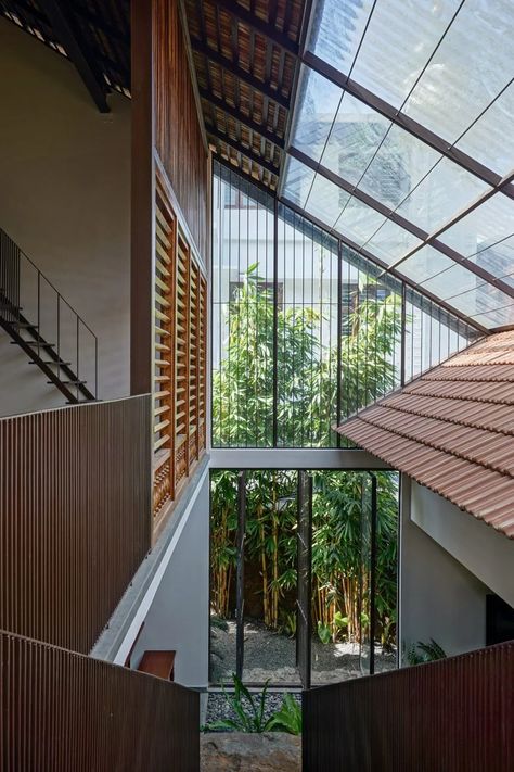 Sloping roof shelters House of Noufal in India by 3dor Concepts Kerala Architecture, Sheltered Housing, Courtyard Design, Tropical Architecture, Eclectic House, Kerala House Design, Internal Courtyard, Kerala Houses, Roof Architecture