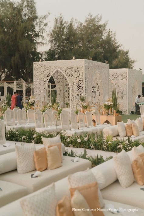 White Wedding Mandap, Indian Wedding Decoration Ideas, Wedding Decorations Indian, Wedding Decor Indian, Decor Indian Wedding, Nikah Decor, Indian Wedding Decor, Wedding Entrance Decor, Dream Wedding Decorations