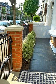 Curb Appeal! – littlethingsblog Front Garden Ideas Driveway, Victorian Front Garden, Terrace House Exterior, Garden Ideas Driveway, Garden Design London, Front Path, Small Front Gardens, Kerb Appeal, Front Garden Ideas