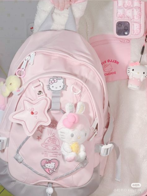 Pink Backpack Aesthetic, Mochila Kpop, Sanrio Backpack, Hello Kitty School, Backpack Aesthetic, Pink Academia, Pretty School Supplies, Cute School Bags, Stylish School Bags