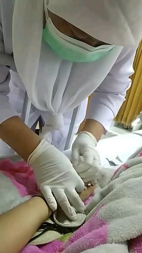 Hand With Drip In Hospital Real, Hands With Drip In Hospital, Jakarta Video, Fake Photo Sick, Medicine Snaps, Fake Injury, Hospital Room Snapchat Stories, Hospital Admit Hand Pics, Video Call With Boyfriend Screen Photo