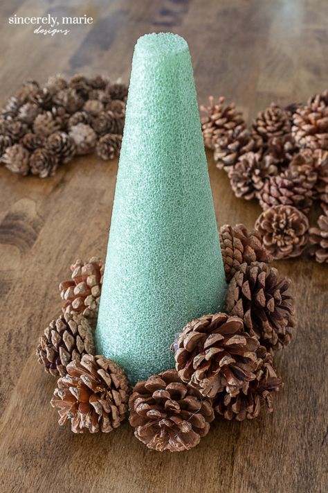 Pinecone Tree, Pine Cone Christmas Decorations, Pine Cone Tree, Pinecone Crafts Christmas, Painted Pinecones, Pine Cone Christmas Tree, Pine Cone Art, Diy Pinecone, Love Decor