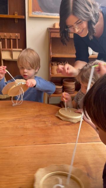 Wondergarten on Instagram: "Sewing 🧵 Getting these little hands familiar with the motion of weaving a needle back and forth ☺️ just a bit of burlap a stretched around a frame with a blunt needle and yarn tied to the center. The children were excited to try and really got it! Once they yarn ran out, we ran the needle back through for a few so they can do it again. Sending these home today ☺️ Great activity for creative little hands." Preschool Waldorf Activities, Waldorf Activities, Abc School, Waldorf Kindergarten, Reggio Emilia Classroom, Waldorf Homeschool, Waldorf Education, Montessori Practical Life, Nature School