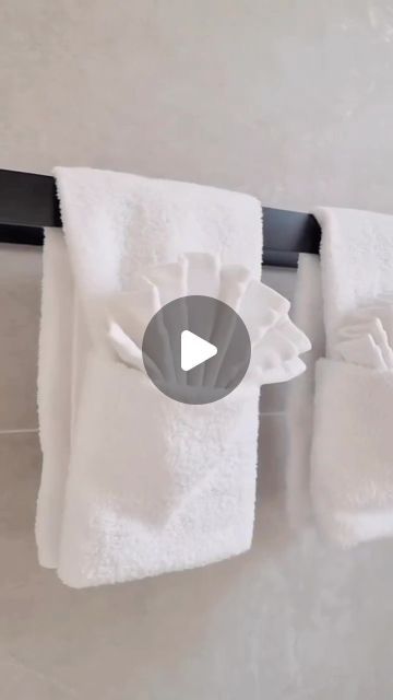 Diy Bathroom Towels Ideas, Fold Decorative Towels Bathroom, Fancy Washcloth Folds, How To Fold Bathroom Hand Towels, Folding Towels Into Animals, Folding Decorative Towels Bathroom, How To Fold Bathroom Towels, Folding Hand Towels Fancy, Fold Bathroom Towels Ideas