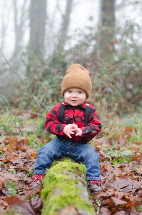 Toddler Boy Christmas Pictures, Disfraz Up, Fall Baby Pictures, Fall Photoshoot Ideas, Portret Feminin, Lumberjack Birthday Party, Lumber Jack, Lumberjack Baby, Boy Photo Shoot