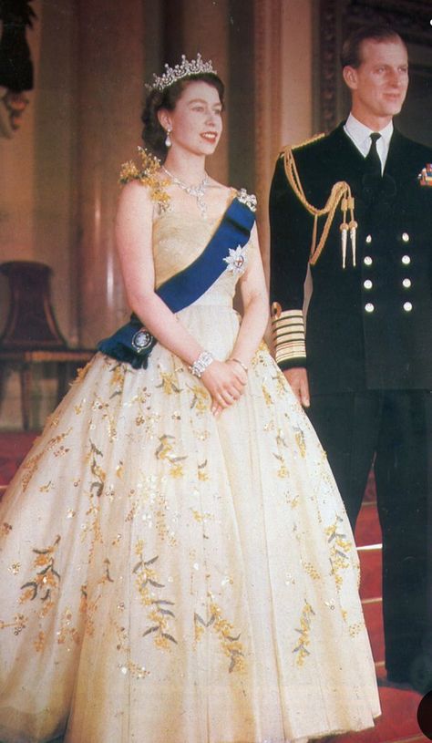 Elizabeth Ii Young, Nizam Of Hyderabad, Queen Elizabeth 11, Queen Elizabeth Photos, Queen And Prince Phillip, Young Queen Elizabeth, Queen Elisabeth, Royal Family England, Royal Wedding Dress