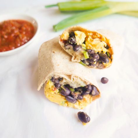 Enjoy a tasty and delicious meal with your loved ones. Learn how to make Black bean breakfast burritos & see the Smartpoints value of this great recipe. Black Bean Egg Burrito, Black Bean And Egg Breakfast Burritos, Ww Breakfast Burrito, Weight Watchers Breakfast Burrito, Black Bean Breakfast Burrito, Egg Burritos, Burritos Recipes, Burritos Healthy, Black Bean Breakfast