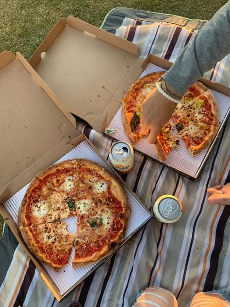 Picnic Pizza Ideas, Pizza Picnic Aesthetic, Pizza Picnic Photoshoot, Picnic In The Park Ideas, Pizza Picnic Date, Fast Food Picnic, Pizzas Aesthetic, Park Picnic Date, Picnic At Park