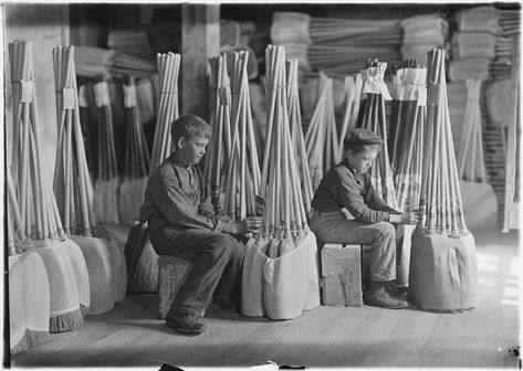 Lewis Hine, child labor Making Brooms, Packing Room, Lewis Hine, Evansville Indiana, Child Labour, Antique Photography, Victorian London, Strange Photos, American Spirit