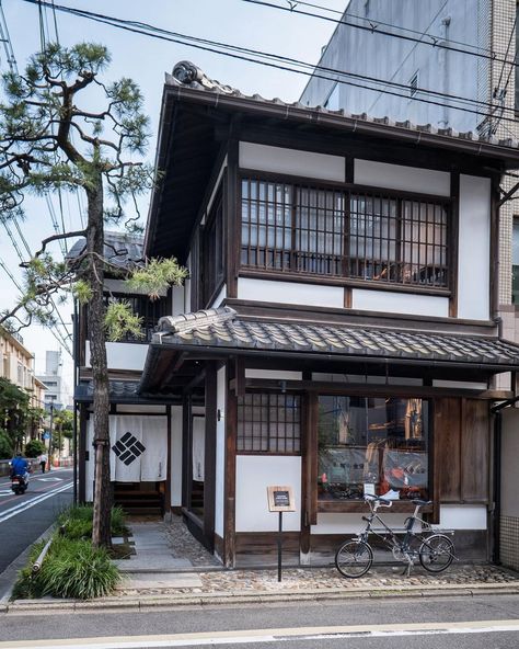 House And Store Design, Tradition Japanese House, Kyoto Japan House, Middle Class Japanese Home, Japanese Building Reference, Japan Houses Aesthetic, Futuristic Japanese Architecture, Japan Houses Interior, Japanese Windows Traditional