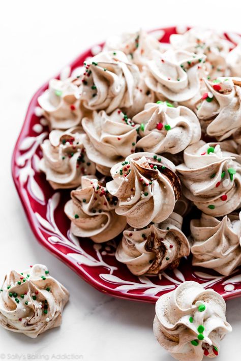 These light-as-air chocolate swirled meringue cookies are perfectly delicate, naturally gluten free, and made from just 5 ingredients. Light, crisp, and swirled with pure chocolate. Meringues recipe on sallysbakingaddiction.com Air Chocolate, Chocolate Meringues, Meringues Recipe, Salted Caramel Pretzels, Meringue Cookie Recipe, Cookies Video, Chocolate Chip Shortbread Cookies, Salted Caramel Mocha, Toffee Cookies