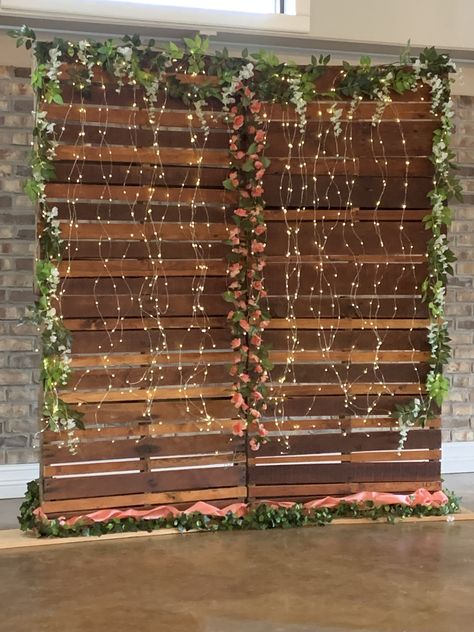 Country Graduation Party, High School Graduation Party Themes, Country Graduation, Grad Party Inspo, Grad Party Theme, Graduation Party Pictures, Pallet Backdrop, Graduation Inspiration, Senior Party