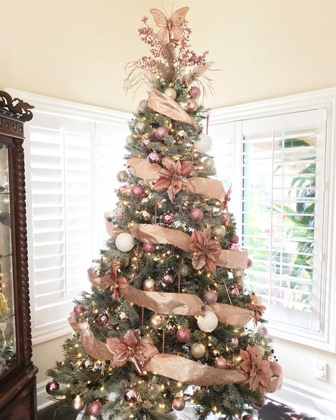 Rose gold Christmas tree Rose Gold Christmas Tree, Rose Gold Christmas Decorations, Amazing Christmas Trees, Gold Christmas Tree Decorations, Silver Christmas Decorations, Rose Gold Christmas, Gold Christmas Decorations, Pink Christmas Decorations, Christmas Tree Inspiration