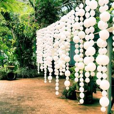 Outdoor White Party, Hula Hoop Chandelier, Theatre Decorations, Diy Balloon Decorations, Balloon Backdrop, White Balloons, Balloon Diy, Wedding Balloons, Balloon Decorations Party