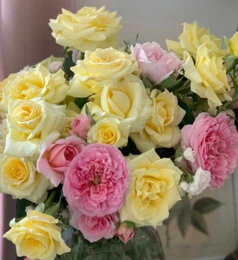 Yellow And Pink Flowers Aesthetic, Yellow Pink And White Flowers, Bouquet Of Yellow Roses, Pink And Yellow Wedding Decorations, Pink And Yellow Table Decor, Light Pink And Yellow Aesthetic, Pink And Yellow Sweet 16, Soft Pink And Yellow Aesthetic, Pink And Yellow Flower Arrangements