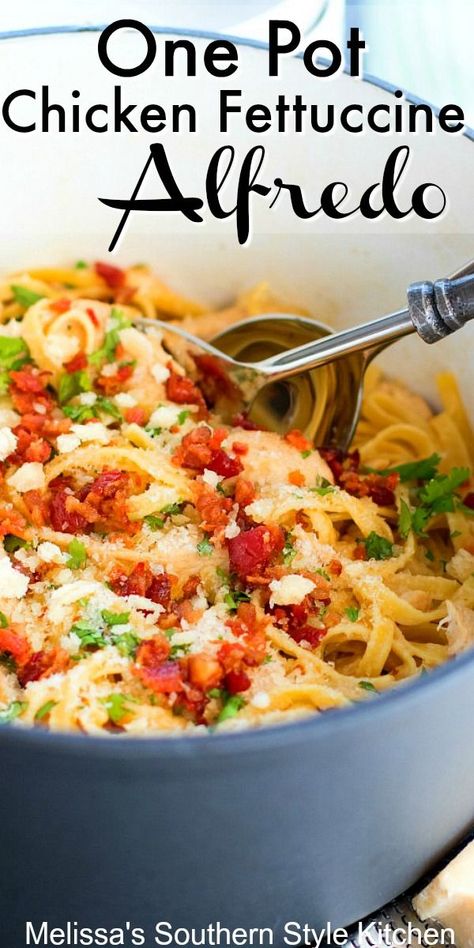 Alfredo With Bacon, Chicken Fettuccine Alfredo, Pasta Easy, Chicken Fettuccine, Bacon Chicken, Easy Skillet, Easy One Pot Meals, Easy Dinner Recipe, One Pot Chicken