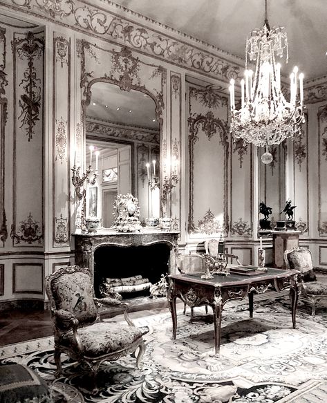 1920s Apartment, Victorian Architecture Interior, Rococo Interior Design, 1920s Furniture, Apartment New York, Rococo Interior, Royal Room, Visual Gallery, French Aesthetic