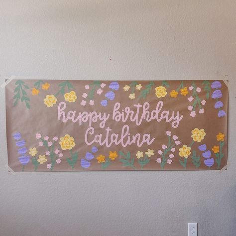 ALEX! | painting flowers is my favorite!!!🙌🏼🙌🏼🙌🏼 #brownpaperbanner #birthdaybanner | Instagram Flower Party Ideas Decoration, Paper Signs Banner, Paper Banners Ideas Diy, Banner Painting Ideas, Happy Birthday Painted Banner, Hand Painted Birthday Banner, Birthday Sign Ideas, Birthday Banner Painted, Flower Birthday Theme