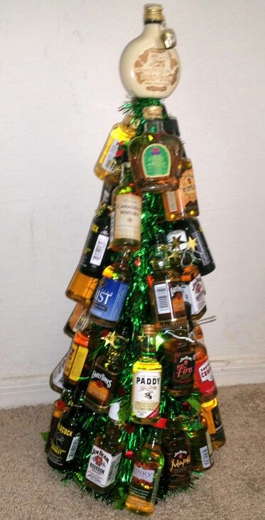 Mini bottle whiskey tree... One of each type of whiskey i could find. Alcohol Themed Christmas Tree, Mini Alcohol Christmas Tree, Alcohol Christmas Tree, Inexpensive Christmas Gifts For Friends, Mini Alcohol Bottles Gifts, Christmas Alcohol Gifts, Diy Alcohol Gifts, Alcohol Gift Baskets, Mini Alcohol Bottles