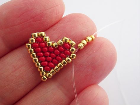 Brick Stitch Heart Earrings, Beaded Heart Pattern, Bead Heart Pattern, Beaded Heart Tutorial, Brick Stitch Heart, Diy Beaded Heart, Heart Bracelet Tutorial, Heart Pattern Crochet, Seed Bead Heart