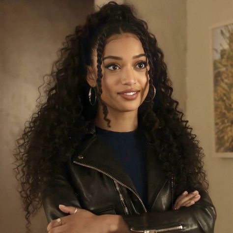 Curly Hair For School, Samantha Logan, Olivia Baker, Hair For School, Natural Curly Hair, Black Actresses, African American Hairstyles, College University, How To Draw Hair