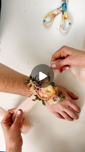 Corsage Wedding Diy, Diy Corsage Wristlet, Prom Corsage Diy, How To Make Corsages, Flower Bracelet Diy, Flower Bracelet Wedding, Diy Wrist Corsage, Wristlet Corsage, Bracelet Corsage