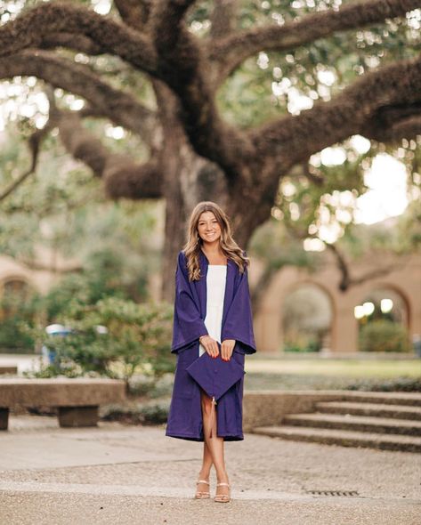 Grad Pics Cap And Gown, Poses For Pictures Graduation, Graduation Photos Cap And Gown, Graduation Outfit Ideas Cap And Gown, Senior Picture Ideas Graduation, Graduation Photo Pose Ideas, Cap And Gown Senior Pictures College, Grad Session Poses, Senior Picture Ideas University