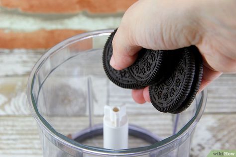 3 Ways to Crush Oreos - wikiHow White Oreos, Crushed Oreo, Oreo Cream, Oreo Ice Cream, When Your Crush, Oreo Balls, Cookie Hacks, Crushed Oreos, Oreo Crust